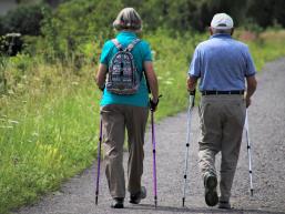 Nordic Walking Paar auf dem Radweg