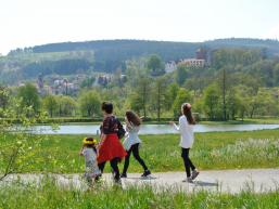 Familie auf dem Radweg am Parksee von Rieneck