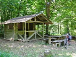 Schutzhütte an der Rienecker Koppe mit Mountainbike