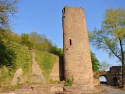 Die Scherenburg überragt die Stadt Gemünden