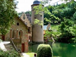 Das Schloss spiegelt sich im Wasser