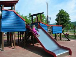 Kinder rutschen auf dem Abenteuerspielplatz in Gemünden