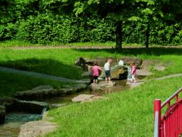 Eine kleine Abkühlung in dem kühlen Bachwasser tut gut