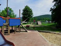 Auf dem Spielplatz in Gemünden gibt es genügend Platz um sich auszutoben