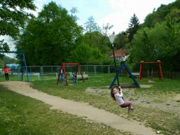 Die Seilbahn bereitet den Kindern viel Freude