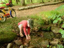 Kinderspaß am Wasser des Eidenbaches