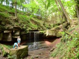 Der Tretstein liegt in einem romantischen Waldtal