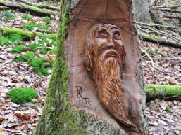Baumfiguren zieren den Weg zum Wasserfall