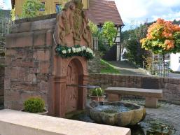 Bedeutender Sandsteinbrunnen vor der Kirche in Rengersbrunn