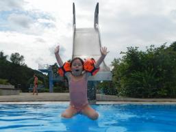 Kinderspaß auf der Wasserrutsche in Burgsinn