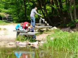 Kinder haben ihren Spaß am Wasser