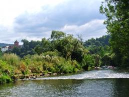 Rienecker Wehr mit Burg im Hintergrund