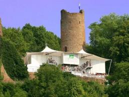 Bild der Scherenburg mit Bühnendach der Festspiele