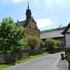 Ortstraße mit Kirchlein in Michelau