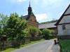 Ortstraße mit Kirchlein in Michelau